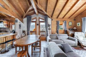 uma cozinha e sala de estar com tecto em madeira em Résidence Dandrina - Chalets pour 8 Personnes 274 em le Praz