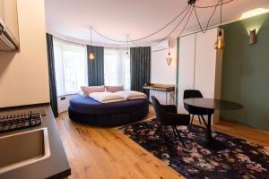 een slaapkamer met een bed en een tafel. bij Kavenija apartmaji - Free Parking in Maribor