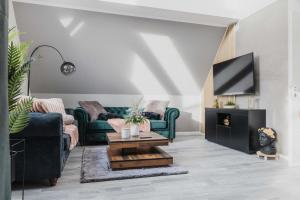 salon z 2 kanapami i telewizorem w obiekcie Luxury 4 Bedroom Apartment/Therme Erding/Parking w mieście Erding
