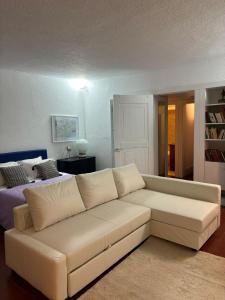 uma sala de estar com um sofá em frente a uma cama em TROIAMAR em Tróia