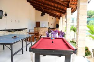 un patio con mesa de billar y mesa de ping pong en Brisa do Canto, en Martins
