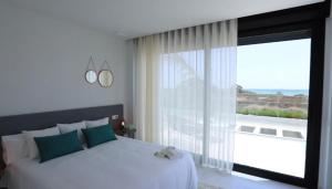 Un dormitorio con una cama grande y una ventana grande. en LA Paradise, en Los Alcázares 8 fotos más