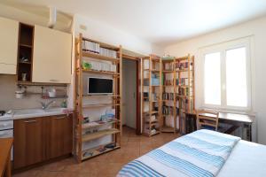 Habitación con cama y cocina con estanterías. en Curt di Sciàtt en Monza