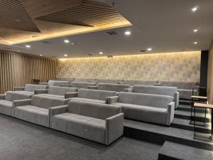 a large waiting room with couches and chairs at Edificio SENSE in Quito