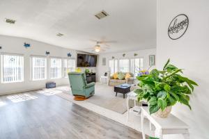 Χώρος καθιστικού στο Waterfront Weeki Wachee Home with Kayaks!