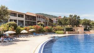 widok na hotel i basen w obiekcie Résidence le Hameau des Issambres - maeva Home - Studio 5 Personnes - Sélection MAE-5969 w mieście Les Issambres
