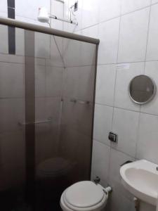 La salle de bains est pourvue d'une douche, de toilettes et d'un lavabo. dans l'établissement Casa 4 quartos paraiso santa efigênia reg residenc, à Belo Horizonte