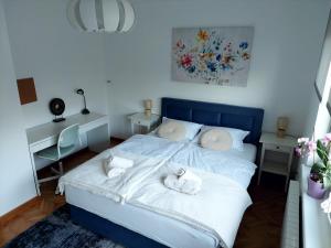 1 dormitorio con 1 cama con toallas en Apartman MASHA, en Karlovac