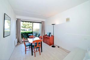 a dining room with a table and chairs at Résidence Les Balcons de Collioure - maeva Home - Studio 4 Personnes Confort MAE-5972 in Collioure
