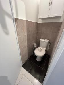 Baño pequeño con aseo blanco en 1 bedroom apartment in a residence with a swimming pool and a parking spot, en Vallauris