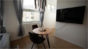 un salon avec une petite table et une télévision dans l'établissement LUXURY APARTMENT IN CITY CENTRUM by OTA group, à Bratislava