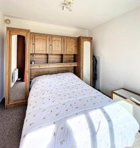 En eller flere senge i et værelse på Résidence Pegase - APPARTEMENT 2 PIECES CABINES 6 PERS VUE PISTES MAE-1384