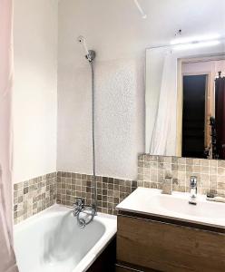 Et badeværelse på Résidence Pegase - APPARTEMENT 2 PIECES CABINES 6 PERS VUE PISTES MAE-1384