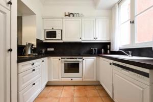 Kuchyňa alebo kuchynka v ubytovaní Les Villas aux Restanques du Golfe de St Tropez - maeva Home - Villa 3 pièces 6 personnes vue parc - Sélection - Super Home MAE-8685