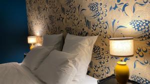 Aspet的住宿－Casa Miasto，一间卧室配有一张带两张台灯的床。