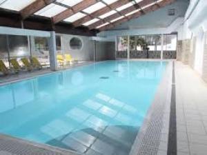 ein großer Pool mit blauem Wasser in einem Gebäude in der Unterkunft Mobil-home 4 pers. proche plage 69085 in Saint-Jean-de-Monts