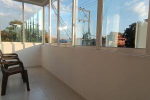 une pièce vide avec une chaise devant une fenêtre dans l'établissement Bello apartamento en Lérida., à Lérida