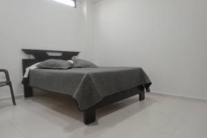 Ce lit se trouve dans un dortoir blanc doté d'un cadre noir. dans l'établissement Bello apartamento en Lérida., à Lérida