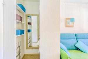 a room with a blue couch and a mirror at Résidence Saint-Raphaël Valescure - maeva Home - Studio 4 Personnes Sélection MAE-9504 in Valescure +26 photos