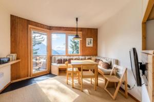 uma sala de estar com uma mesa e um sofá em Chalet Arketa 14 pers. au pied des pistes - Maeva Particuliers - 8 Pièces 14 Personnes Prestige 139510 em Avoriaz