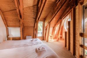 um quarto com uma cama grande numa casa de madeira em Chalet Arketa 14 pers. au pied des pistes - Maeva Particuliers - 8 Pièces 14 Personnes Prestige 139510 em Avoriaz