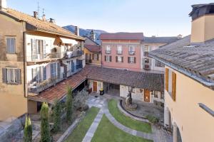 una vista aérea del patio de un edificio en LOFT 73 en Cannobio