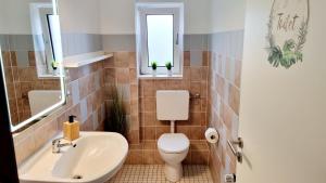 een badkamer met een toilet en een wastafel bij 135m²-Apartment I max. 8 Gäste I Zentral I Küche I Balkon I Parken I WLAN in Lünen