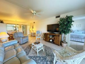 uma sala de estar com um sofá e uma televisão de ecrã plano em 511 El Matador em Fort Walton Beach
