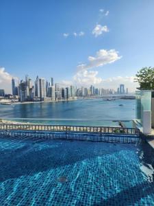 Swimming pool sa o malapit sa Seven Hotel & Apartments at The Palm Jumeirah