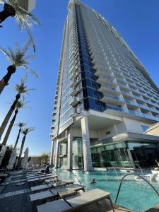 ein Gebäude mit einem Pool vor einem Gebäude in der Unterkunft Palms Place Studio 30th floor in Las Vegas