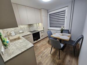 cocina con mesa y sillas en Pleasant stay 1-bedroom apartment, en Šiauliai