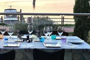 un tavolo con bicchieri da vino seduti su un balcone di Elegante appartamento con vista a Cavallino Venezia a Cavallino-Treporti