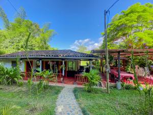 una casa con un camino delante de ella en Hermosa Finca Campestre Betania en Restrepo Valle, en Agua Mona