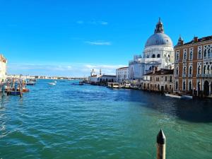 カヴァッリーノ・トレポルティにあるElegante appartamento con vista a Cavallino Veneziaの建物とドームのある川の景色