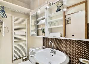 a bathroom with a white sink and a toilet at Résidence Hameaux De Val - 3 Pièces pour 6 Personnes 974 in Val dʼIsère