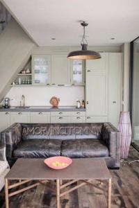 - un salon avec un canapé en cuir et une table dans l'établissement Award-winning cottage on lake Thun- New, à Thun
