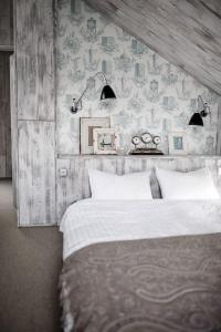a bedroom with a bed and a wall with wallpaper at Award-winning cottage on lake Thun- New in Thun