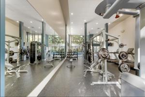 un gimnasio con varias cintas de correr y máquinas en Playa Vista Bedroom Retreat!, en Glendale