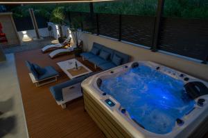 a large jacuzzi tub on a balcony with chairs at Apartment del Alma in Split