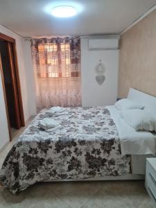 ナポリにあるCasa MERYのベッドルーム1室(ベッド1台、白黒の毛布付)