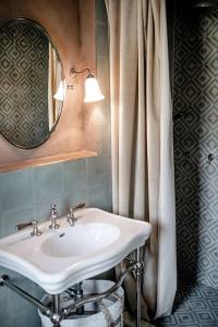 La salle de bains est pourvue d'un lavabo et d'un miroir. dans l'établissement Award-winning cottage on lake Thun- New, à Thun