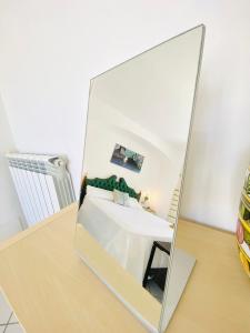 een spiegel die een bed in een kamer reflecteert bij Casa Pippo 2 in Anacapri