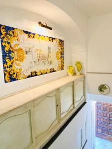 salon z obrazem na ścianie w obiekcie Casa Pippo 2 w mieście Anacapri