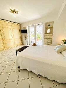 a large white bedroom with a large white bed at Casa Pippo 2 in Anacapri