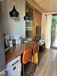 Sweet Tiny Cabin في تامبا: مطبخ مع كونتر خشبي في الغرفة