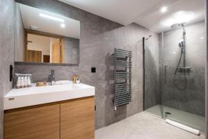een badkamer met een wastafel en een douche bij Résidence Arcelin - Pièces 194 in Courchevel