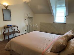 Ένα ή περισσότερα κρεβάτια σε δωμάτιο στο Maison bord de rivière 15 min de Sens