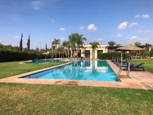 a swimming pool in front of a house at Villa Louisa Piscine chauffée sans vis à vis DYAR SHEMSI in Taroudant