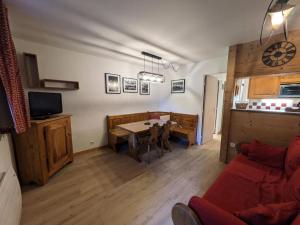 een woonkamer met een tafel en een bank bij Résidence Jonquille - 2 Pièces pour 4 Personnes 974 in Chamonix-Mont-Blanc