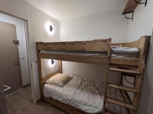 een paar stapelbedden in een kamer bij Résidence Jonquille - 2 Pièces pour 4 Personnes 974 in Chamonix-Mont-Blanc